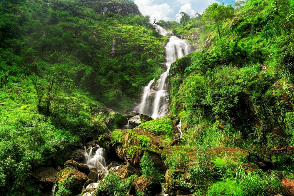 Visitors can capture worthy photos and videos during their journey at the Love Waterfall Sapa